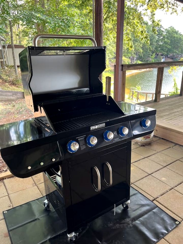 Spacious Vacation Rental with Stunning Lake Views from the Incredible Deck for an Amazing Getaway in Sabine National Forest in Hemphill, Texas