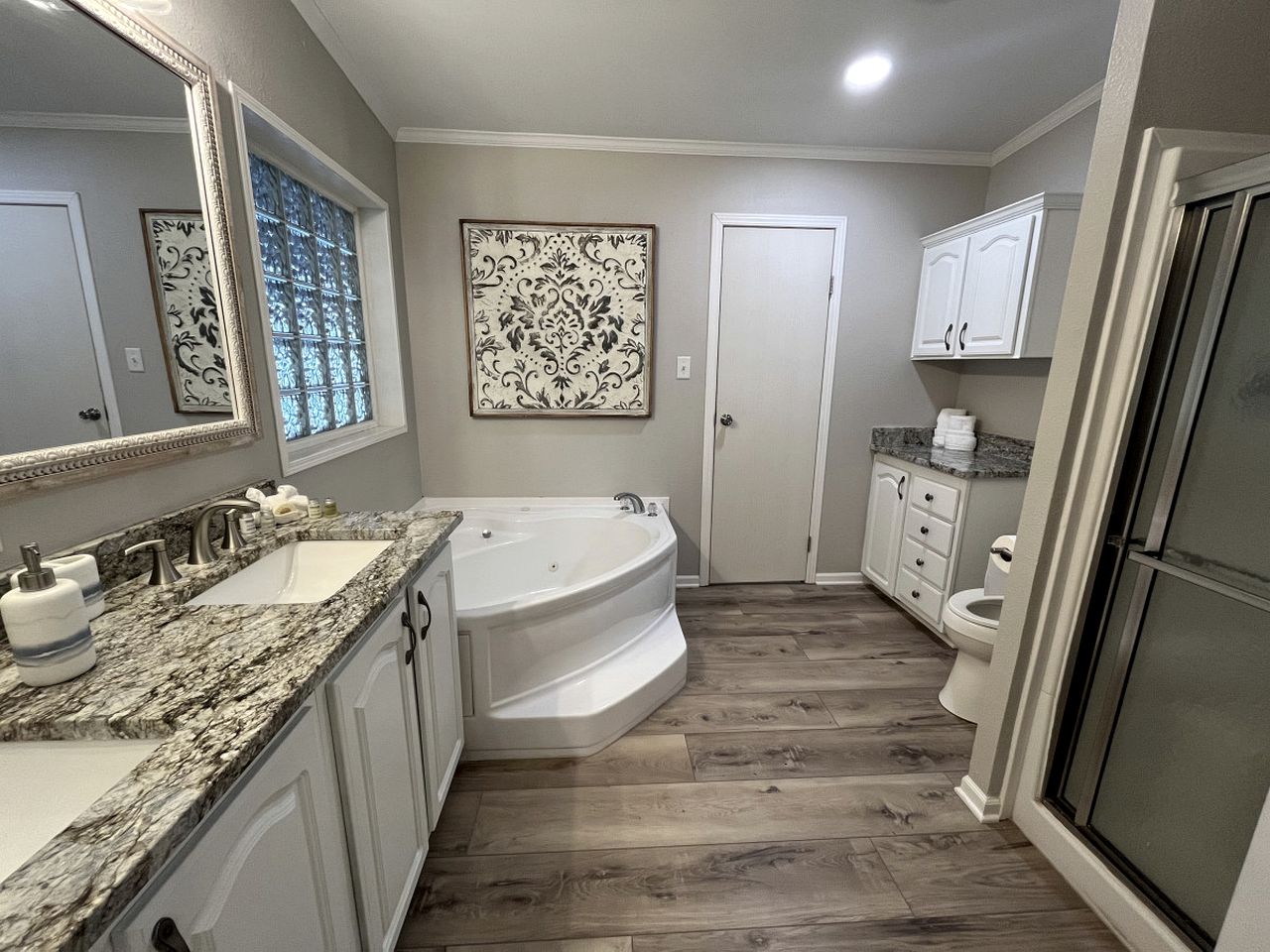 Spacious Vacation Rental with Stunning Lake Views from the Incredible Deck for an Amazing Getaway in Sabine National Forest in Hemphill, Texas