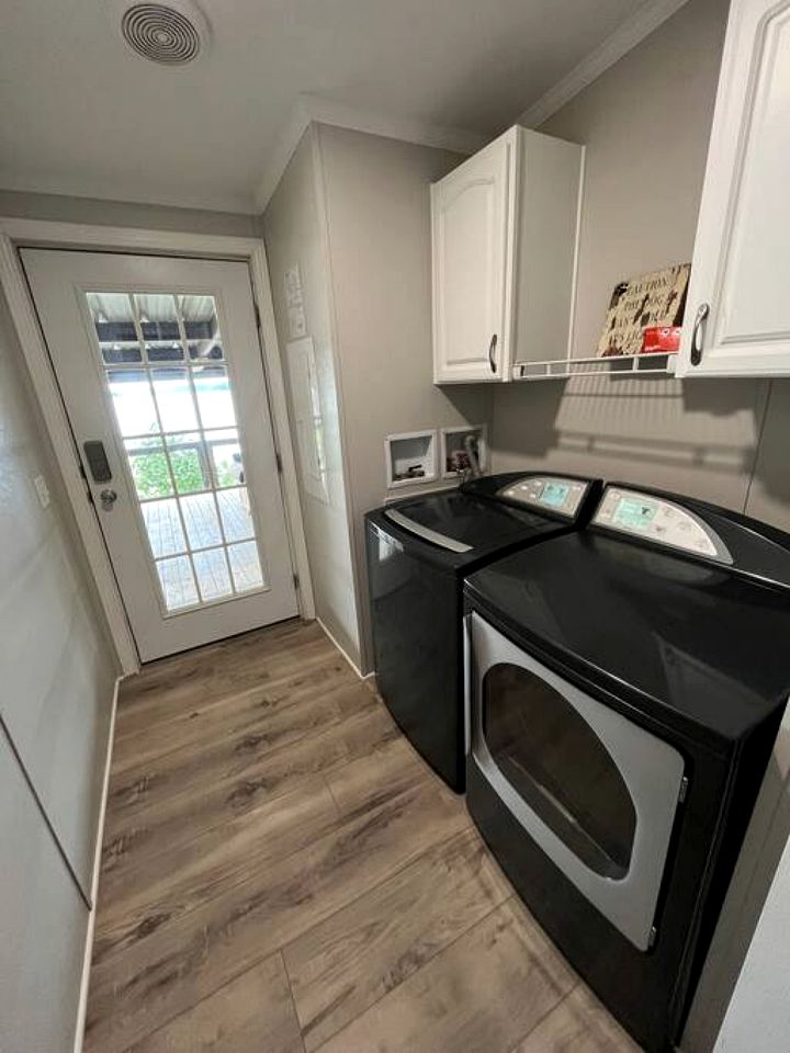 Spacious Vacation Rental with Stunning Lake Views from the Incredible Deck for an Amazing Getaway in Sabine National Forest in Hemphill, Texas