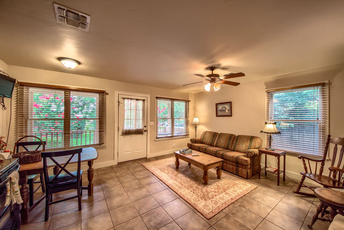 Vintage Tiny Cottage Perfect for Couples Getaway in Fredericksburg, Texas