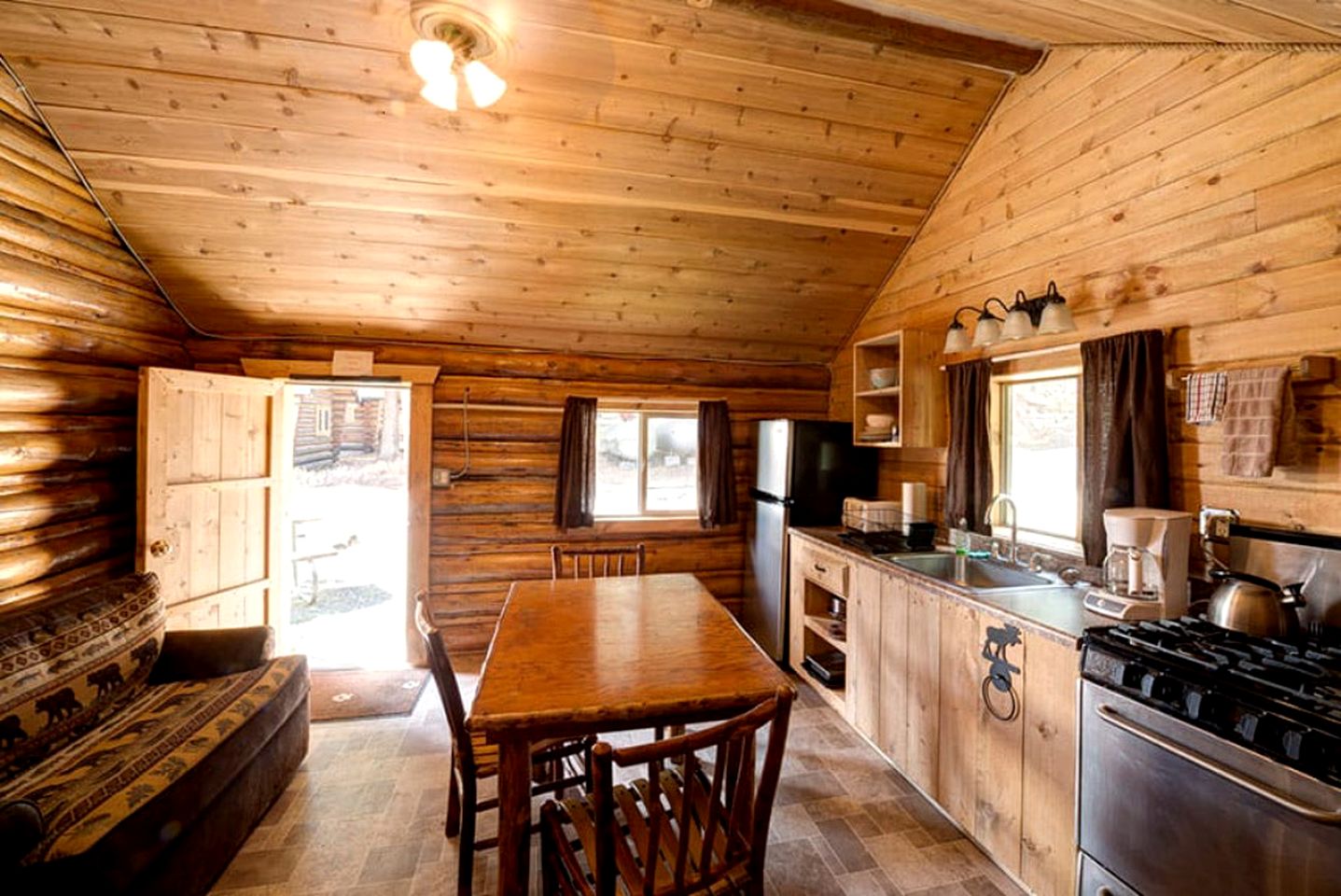 Enchanting Cabin Retreat near Beartooth Mountains in Montana