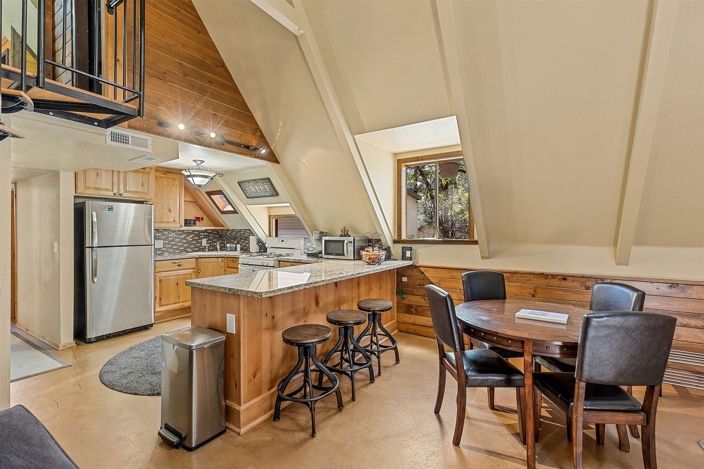 Cozy A-Frame Cabin Nestled in the Ponderosa Pines for a Memorable Family Getaway in Nature near Flagstaff, Arizona