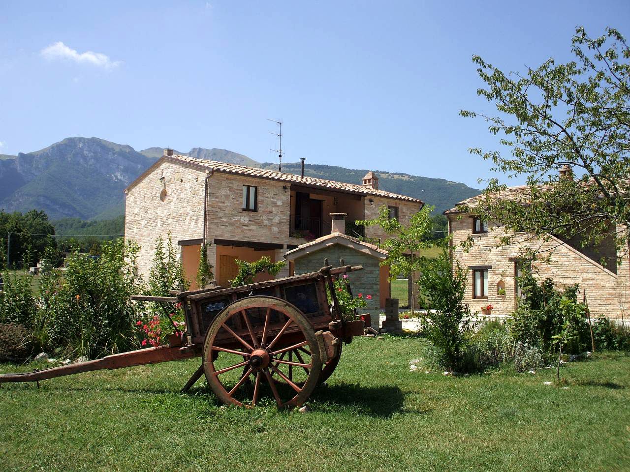 Charming Accommodation in a Country Villa near Lake Fiastra, Italy
