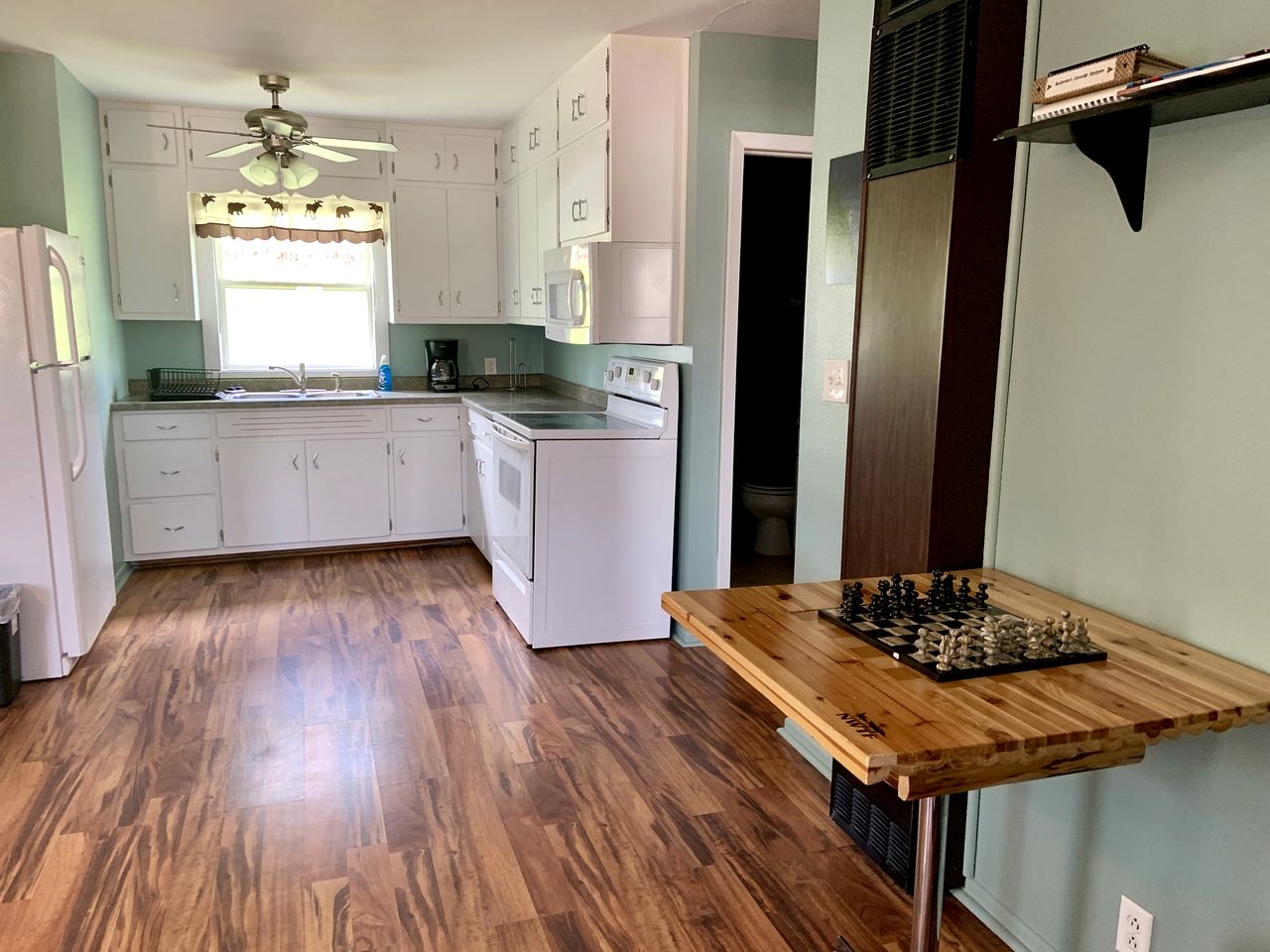 Group Cabin Fully Furnished with Equipped Deck in South Dakota