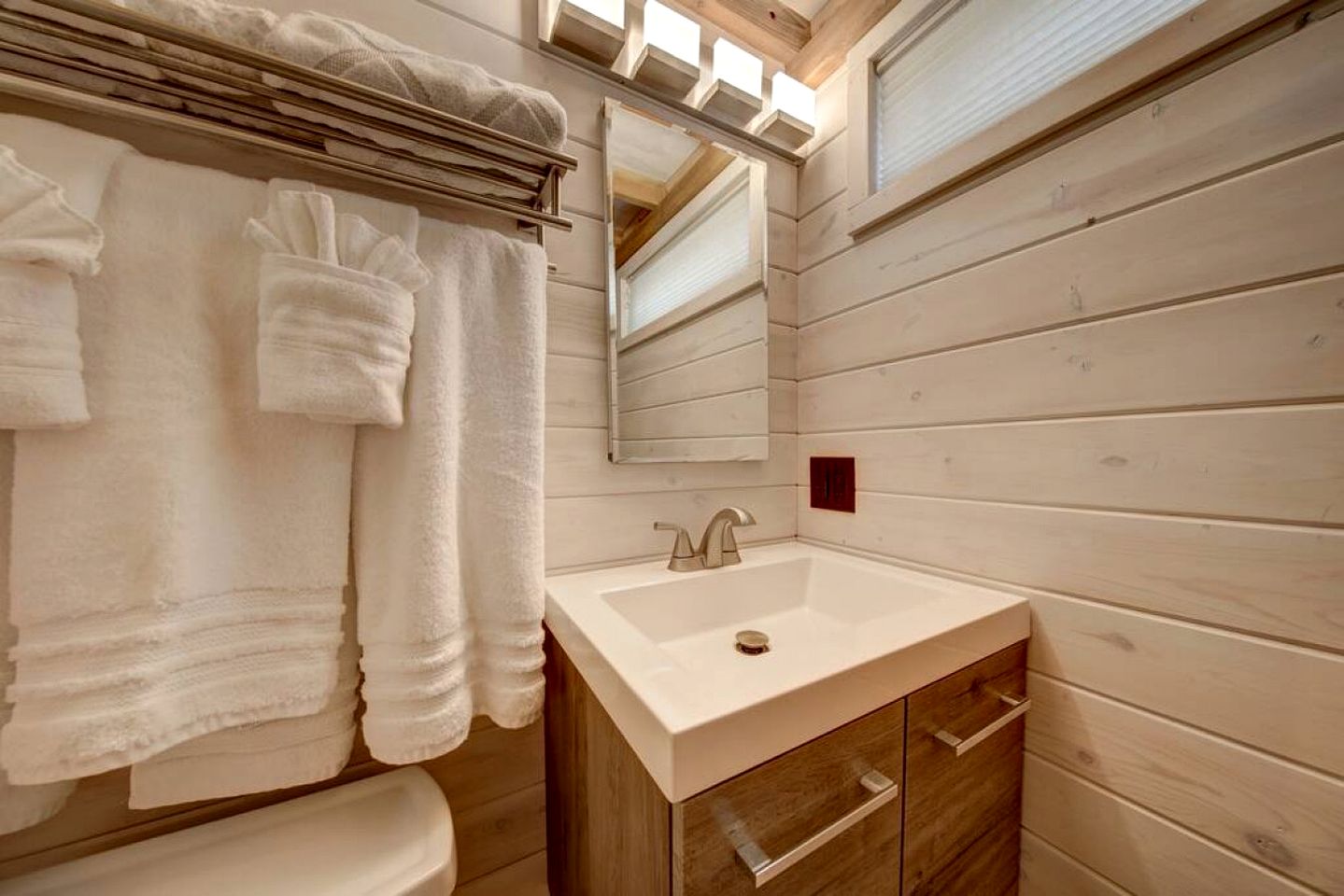 Appalachian Adventure in this Tiny Cabin near Hiawassee, Ideal for Couples' Glamping