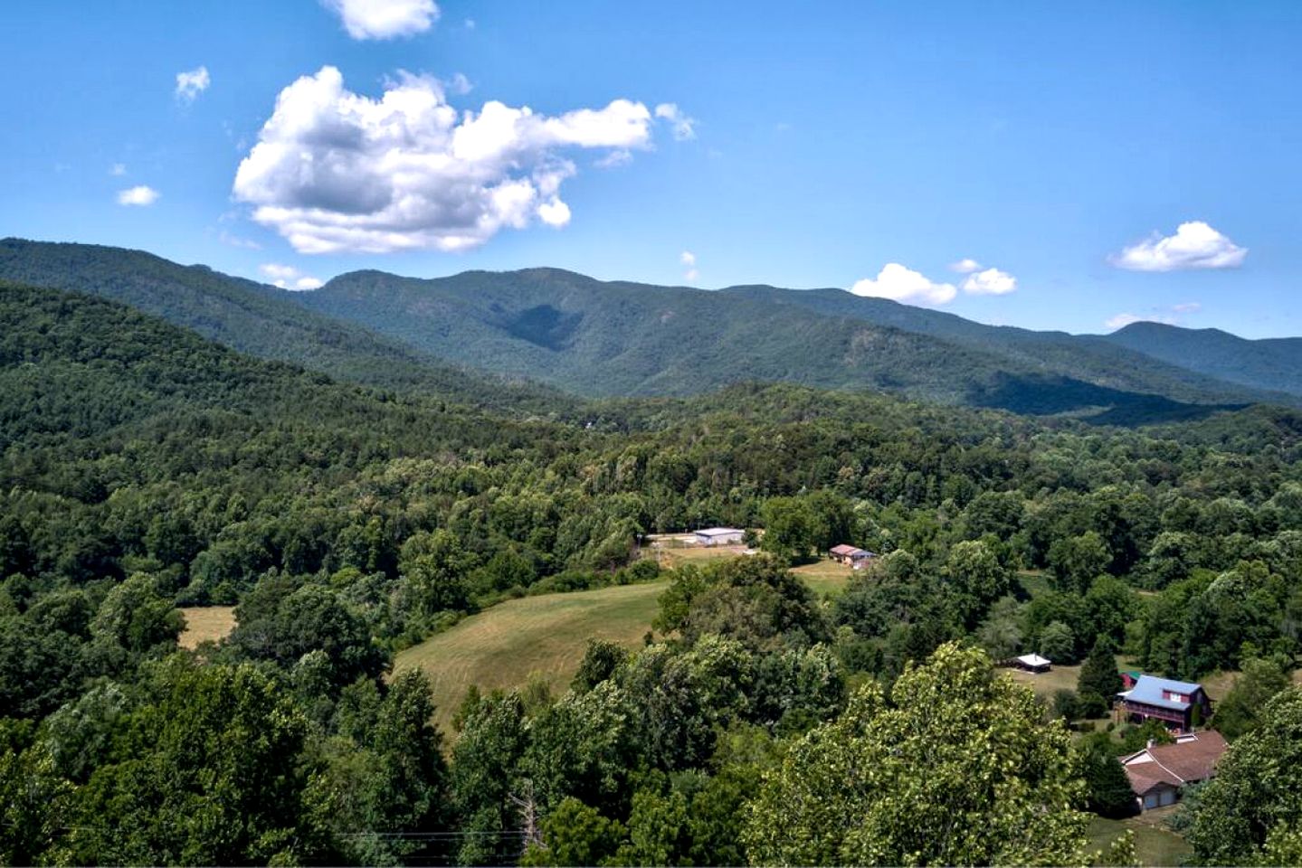 Appalachian Adventure in this Tiny Cabin near Hiawassee, Ideal for Couples' Glamping
