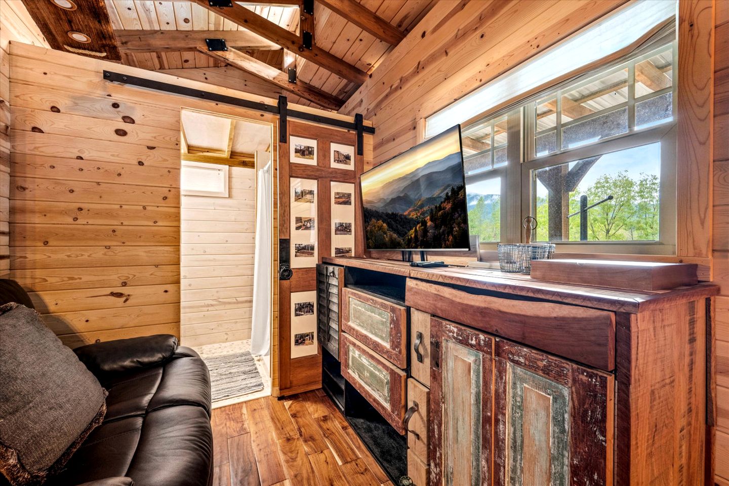 Appalachian Adventure in this Tiny Cabin near Hiawassee, Ideal for Couples' Glamping