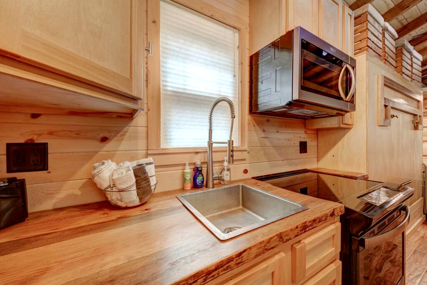 Appalachian Adventure in this Tiny Cabin near Hiawassee, Ideal for Couples' Glamping