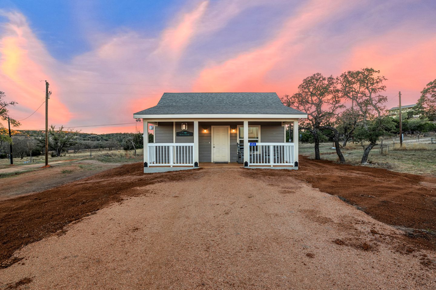 Luminous Modern Style Cabin with Fireplace, Barbecue and Hot-tub in Fredericksburg, Texas