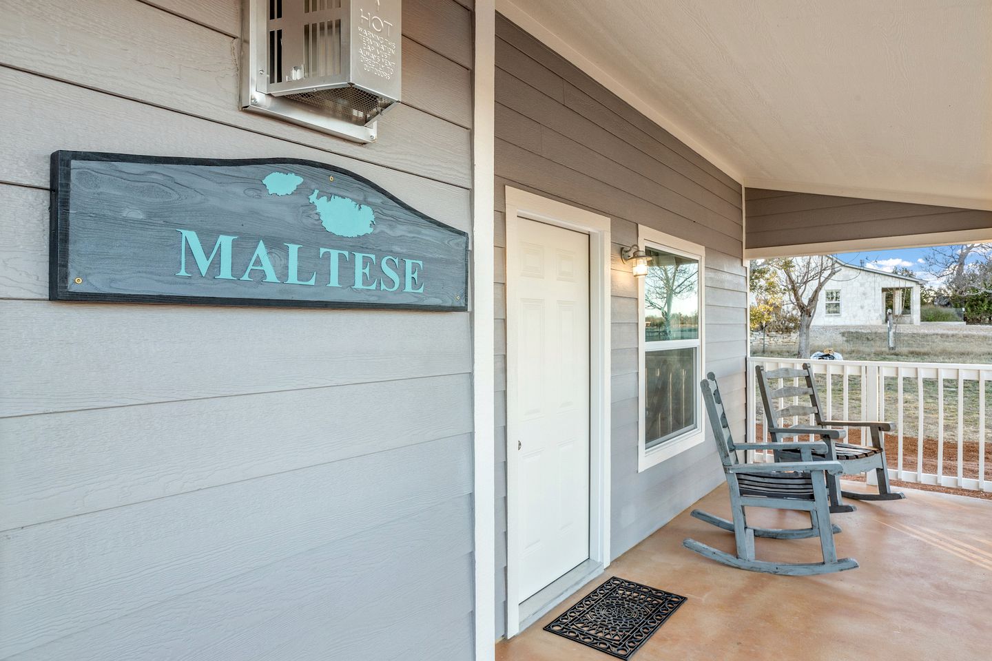 Luminous Modern Style Cabin with Fireplace, Barbecue and Hot-tub in Fredericksburg, Texas