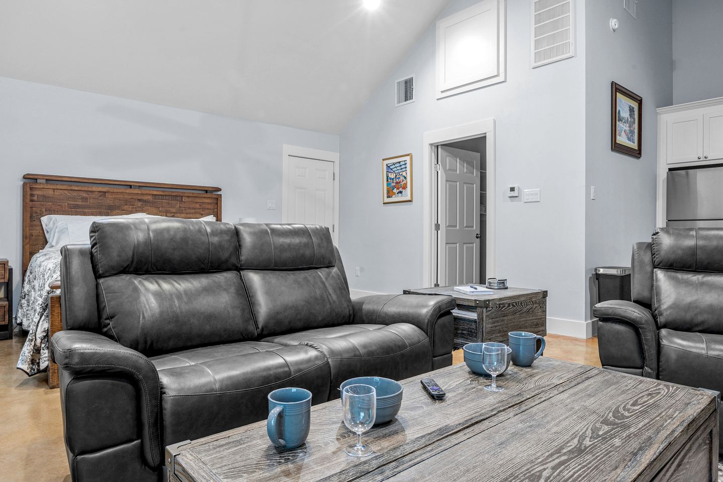 Luminous Modern Style Cabin with Fireplace, Barbecue and Hot-tub in Fredericksburg, Texas