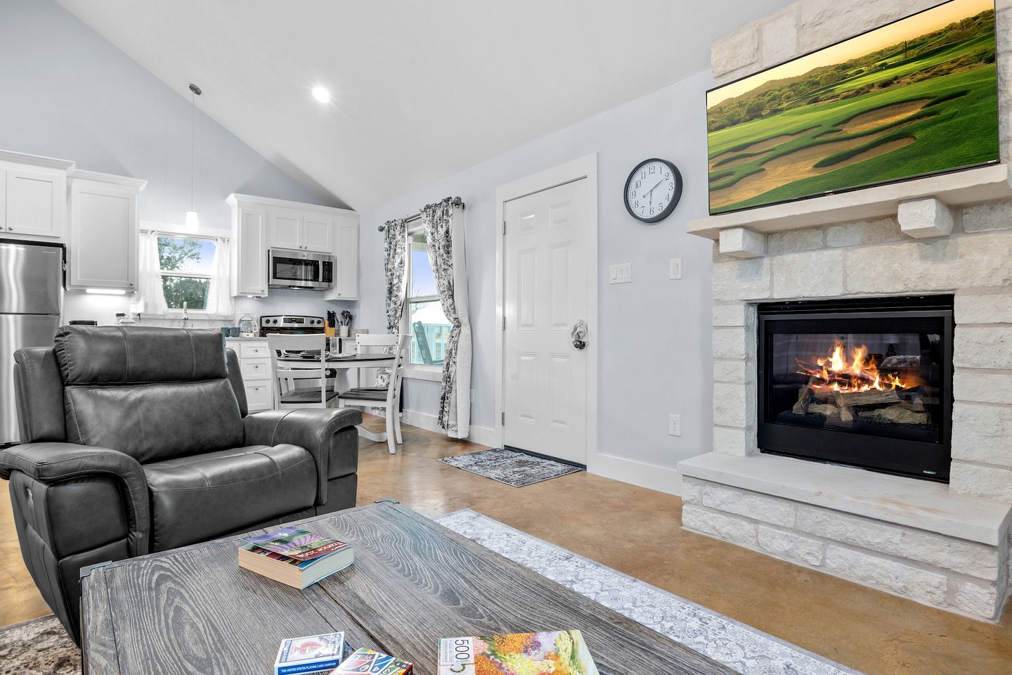 Luminous Modern Style Cabin with Fireplace, Barbecue and Hot-tub in Fredericksburg, Texas