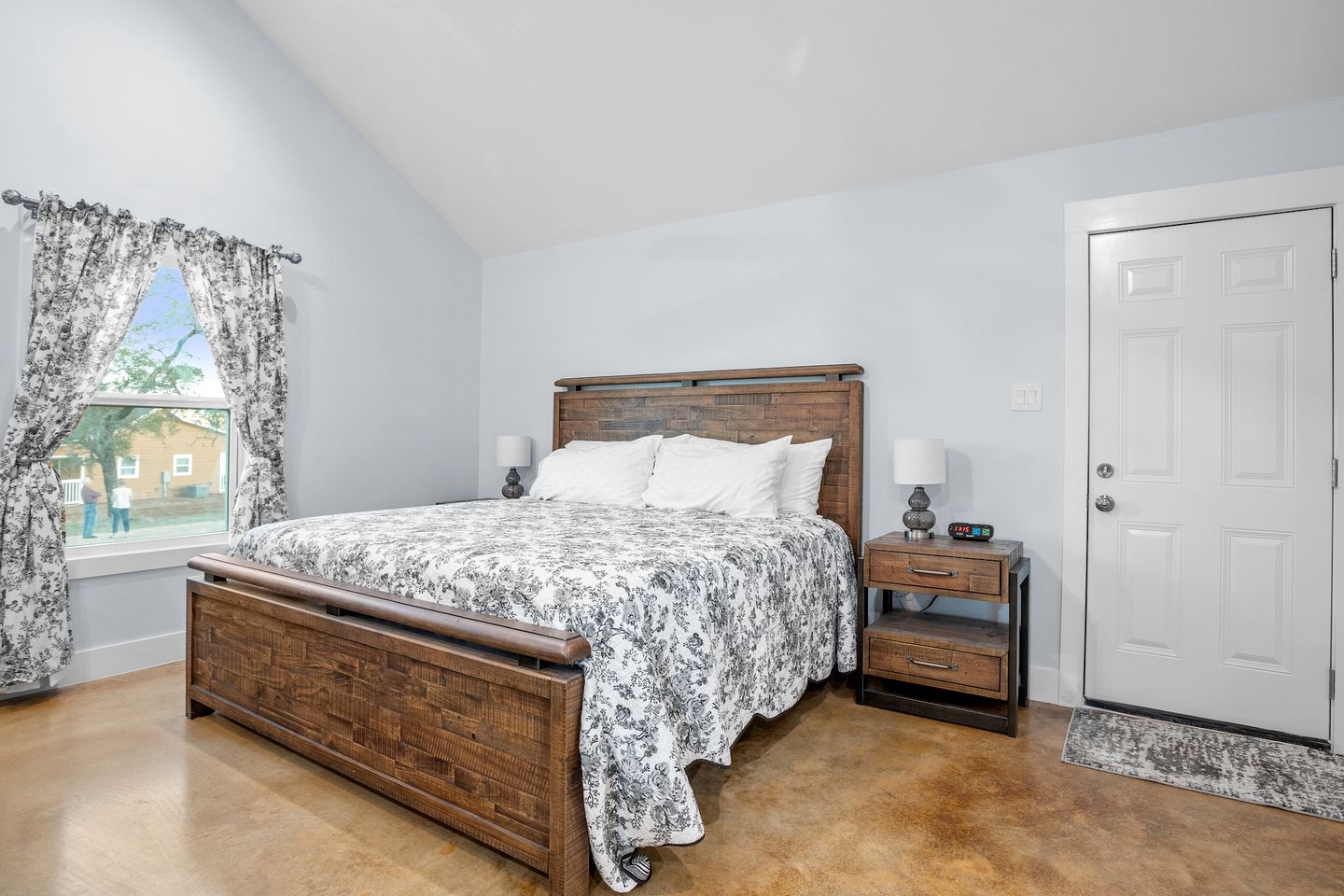 Luminous Modern Style Cabin with Fireplace, Barbecue and Hot-tub in Fredericksburg, Texas