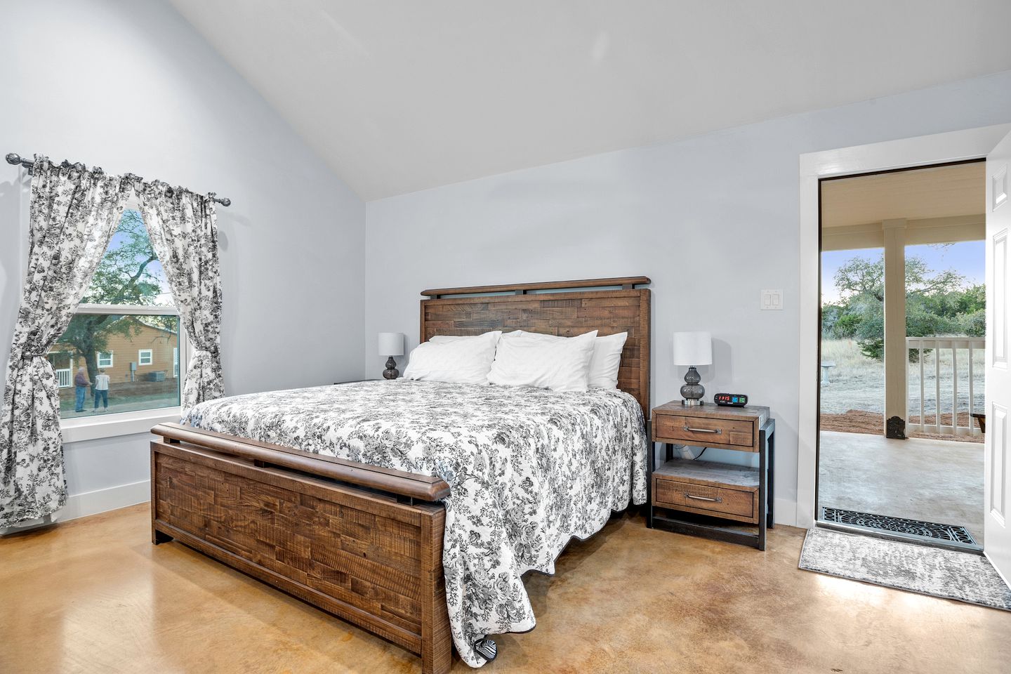 Luminous Modern Style Cabin with Fireplace, Barbecue and Hot-tub in Fredericksburg, Texas