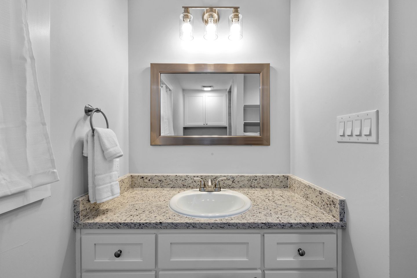 Luminous Modern Style Cabin with Fireplace, Barbecue and Hot-tub in Fredericksburg, Texas