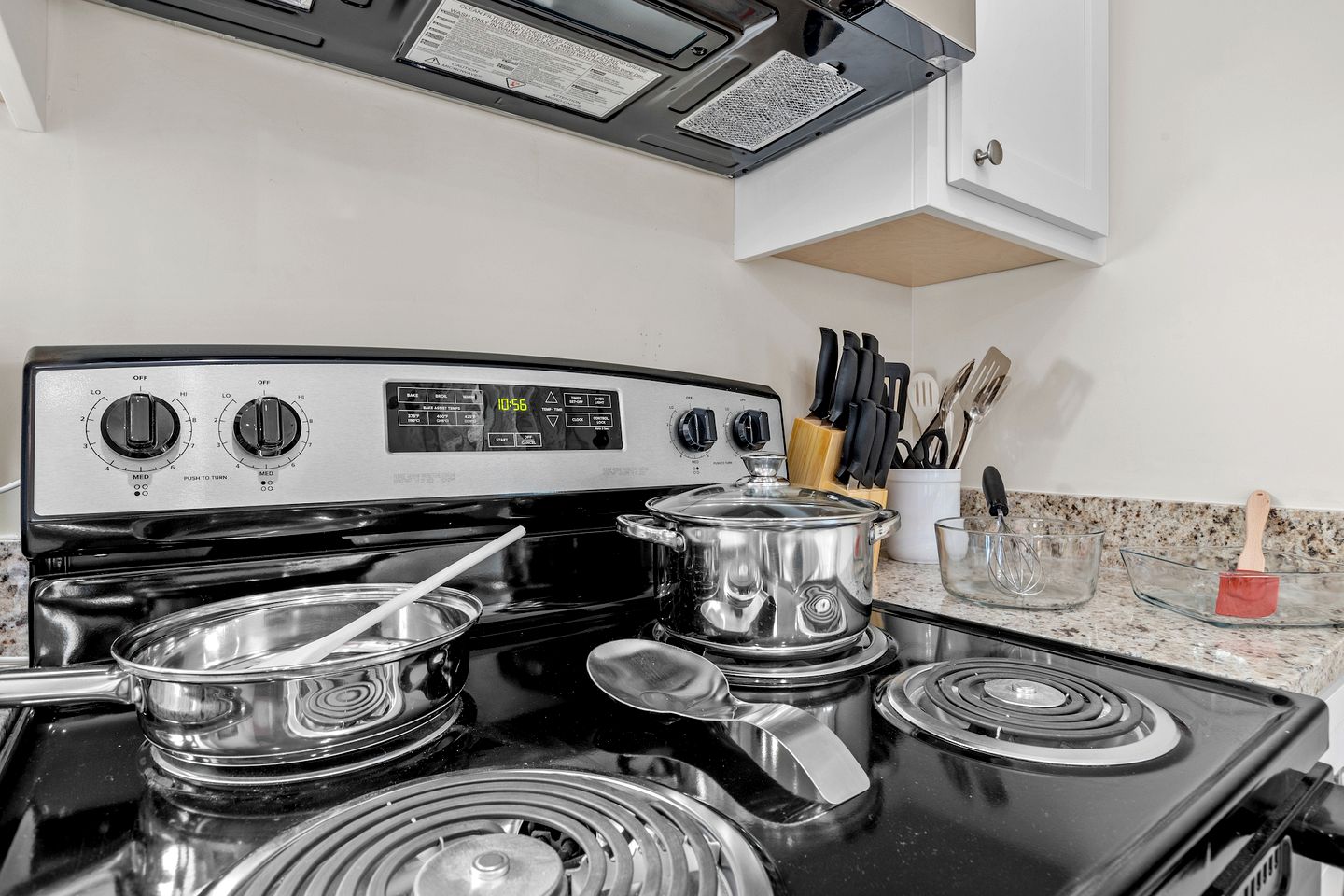 Luminous Modern Style Cabin with Fireplace, Barbecue and Hot-tub in Fredericksburg, Texas