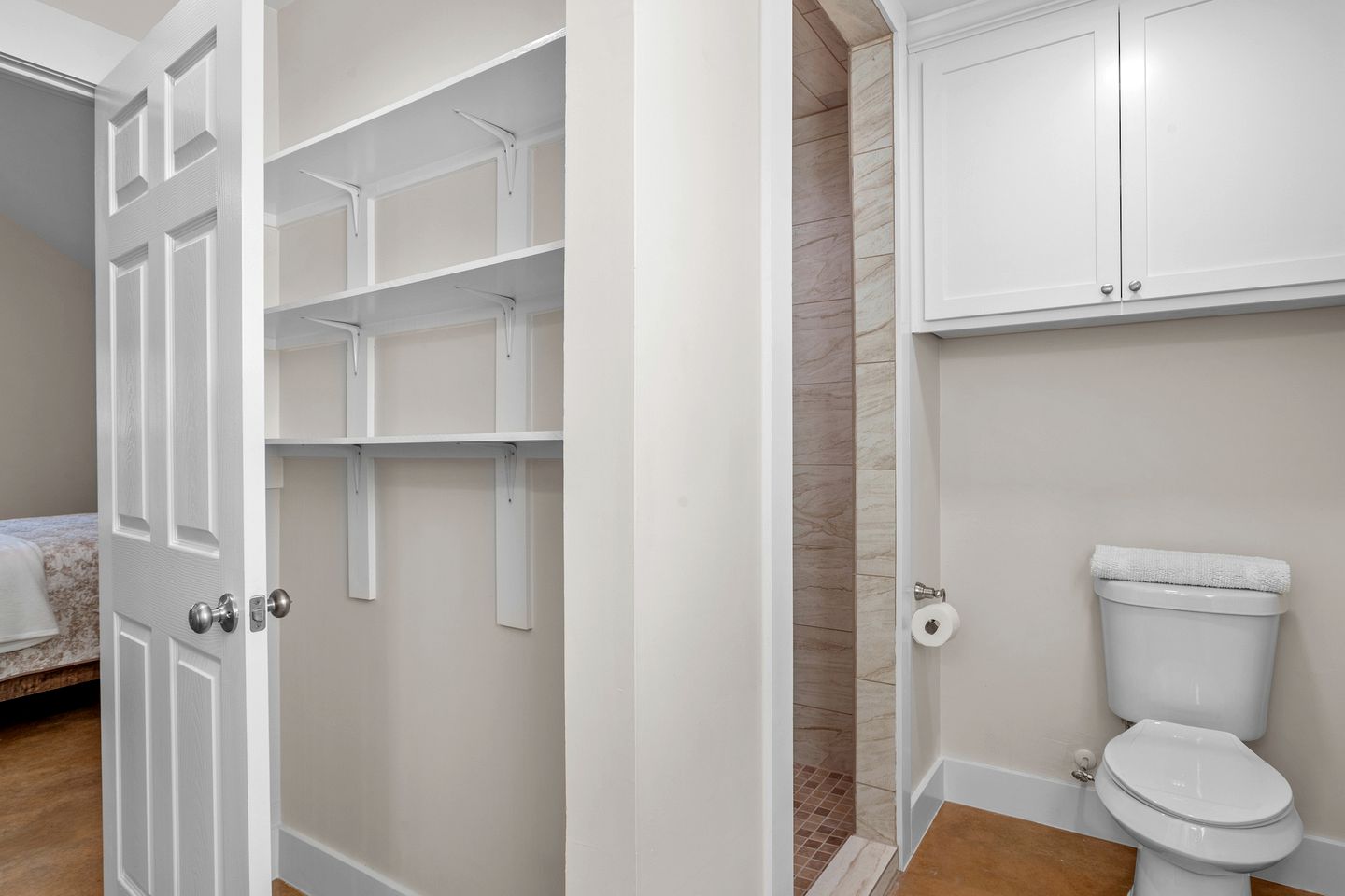 Luminous Modern Style Cabin with Fireplace, Barbecue and Hot-tub in Fredericksburg, Texas