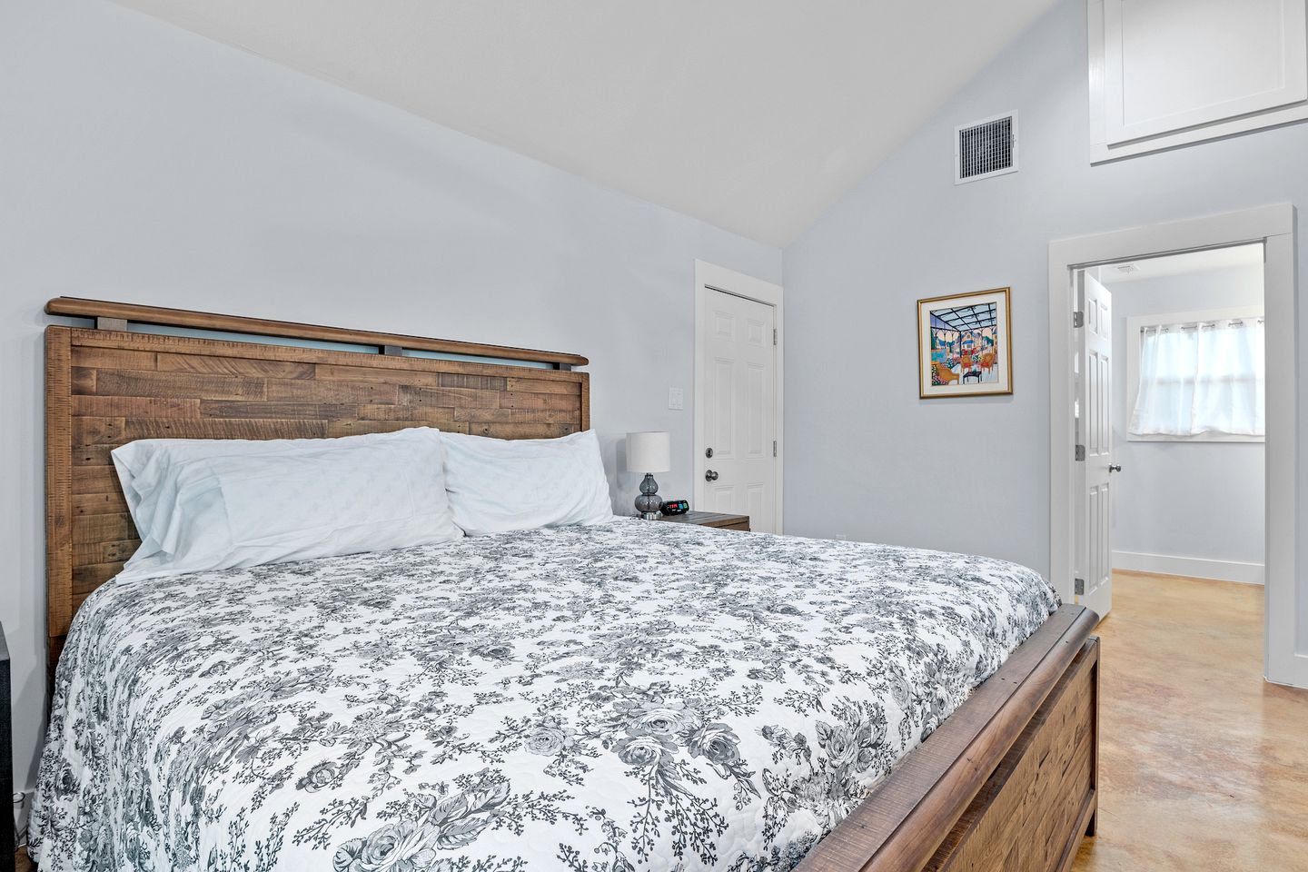 Luminous Modern Style Cabin with Fireplace, Barbecue and Hot-tub in Fredericksburg, Texas