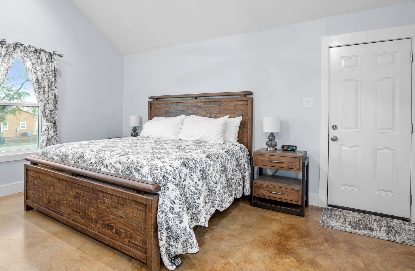 Luminous Modern Style Cabin with Fireplace, Barbecue and Hot-tub in Fredericksburg, Texas