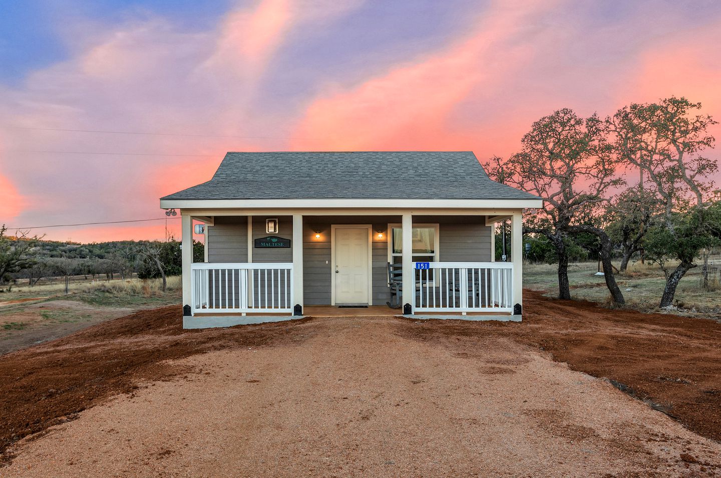Luminous Modern Style Cabin with Fireplace, Barbecue and Hot-tub in Fredericksburg, Texas