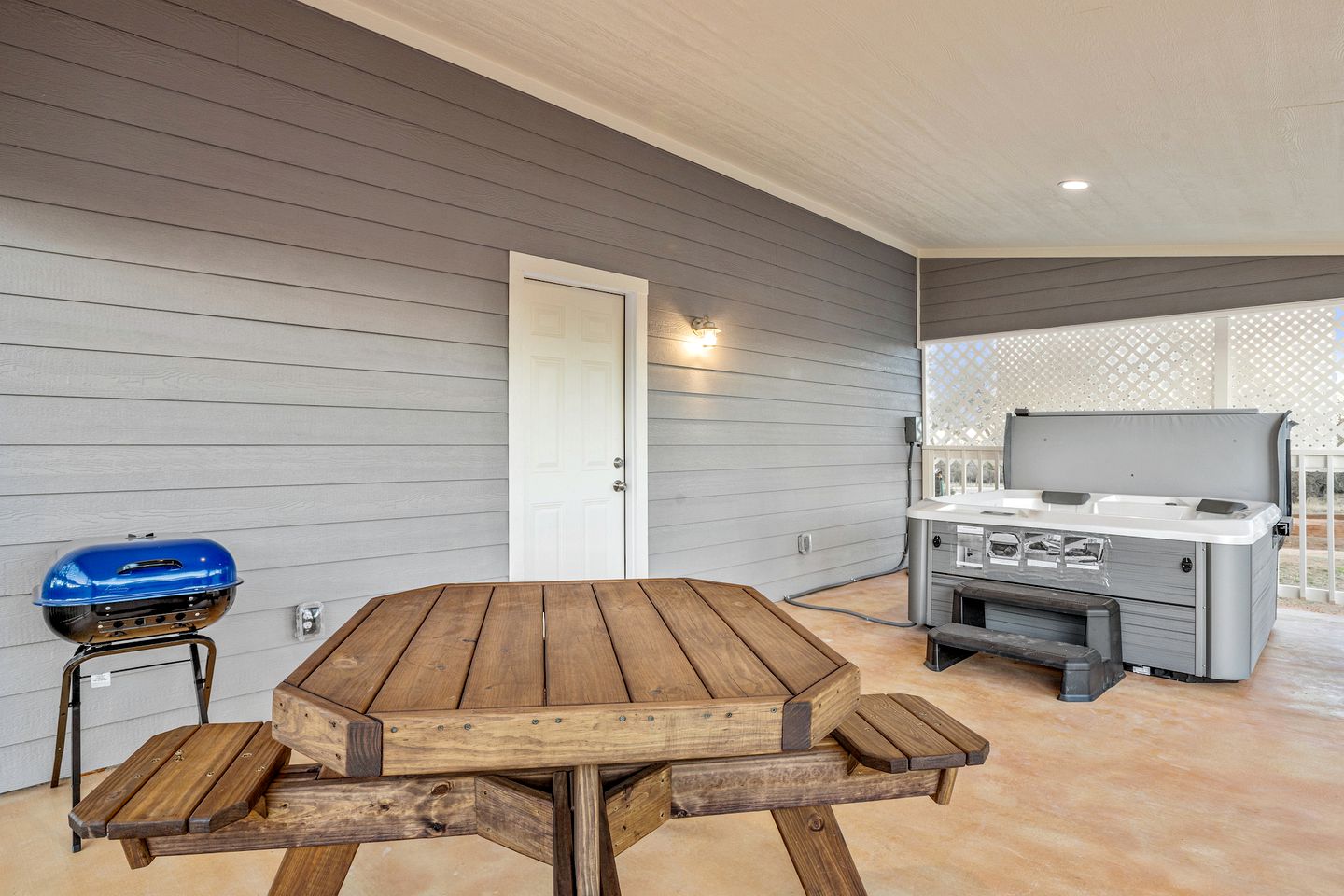 Luminous Modern Style Cabin with Fireplace, Barbecue and Hot-tub in Fredericksburg, Texas