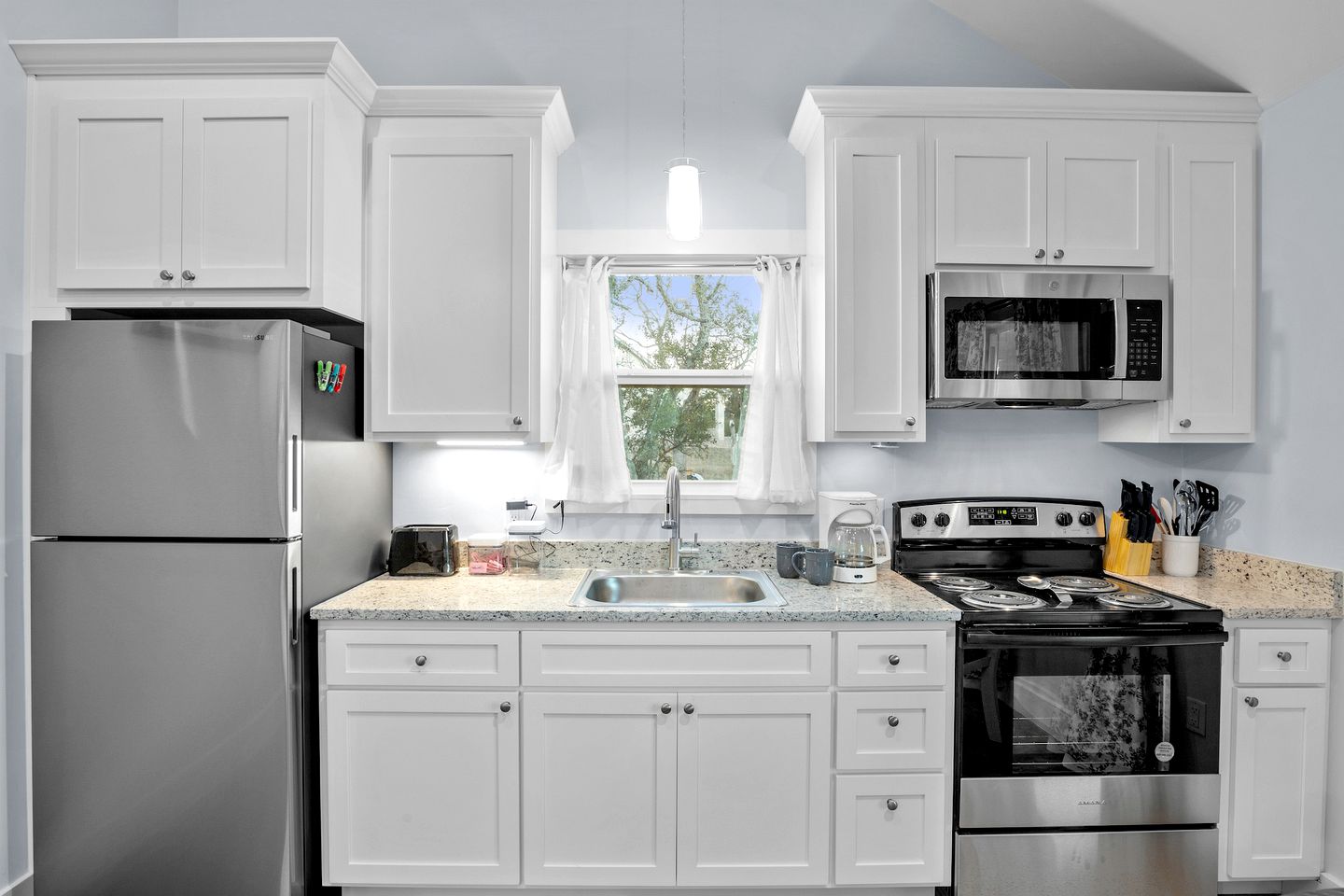 Luminous Modern Style Cabin with Fireplace, Barbecue and Hot-tub in Fredericksburg, Texas