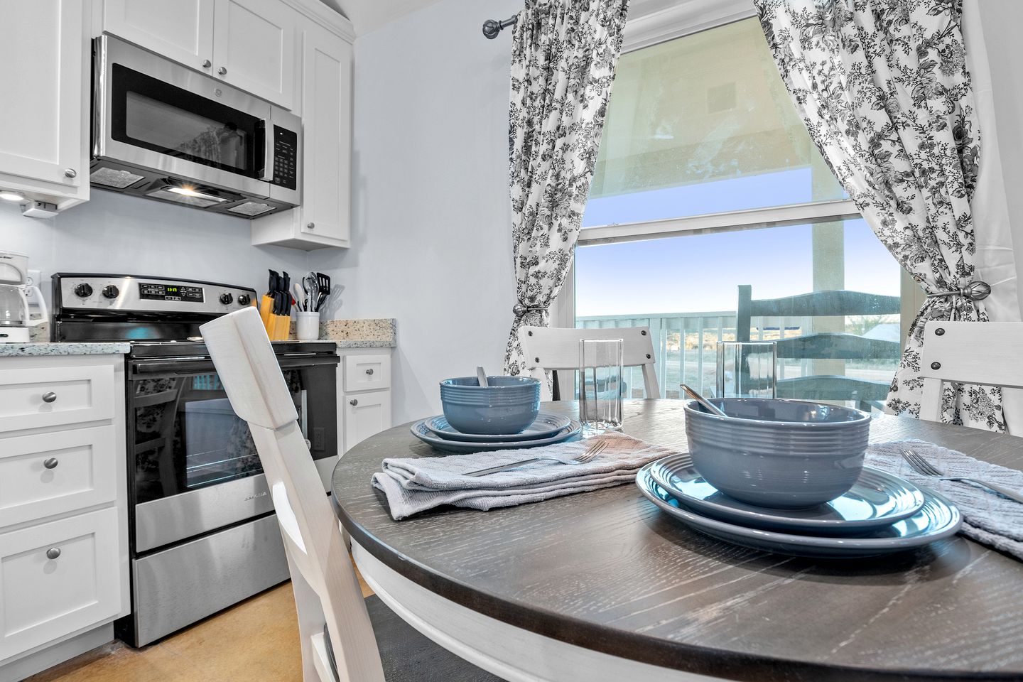 Luminous Modern Style Cabin with Fireplace, Barbecue and Hot-tub in Fredericksburg, Texas