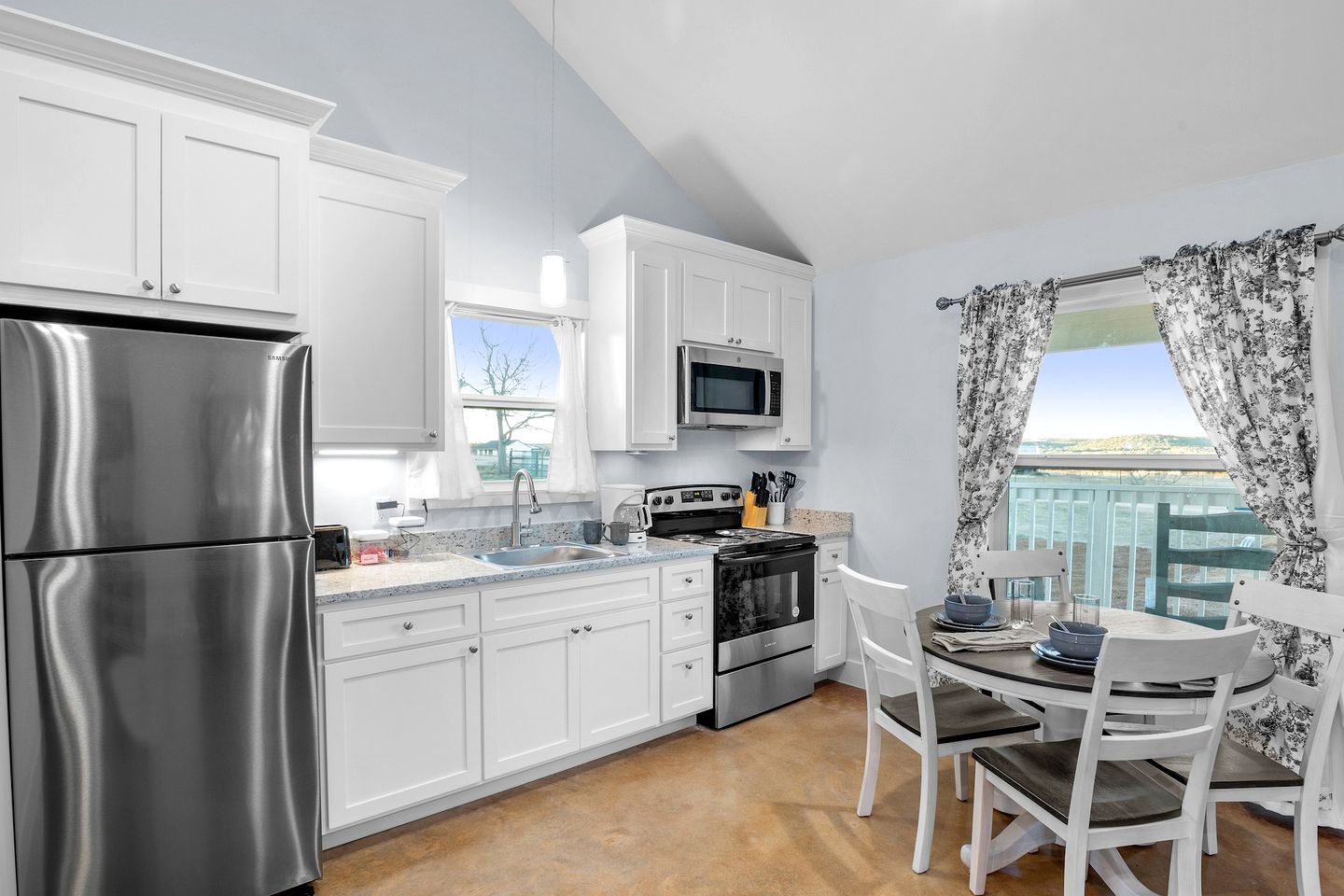 Luminous Modern Style Cabin with Fireplace, Barbecue and Hot-tub in Fredericksburg, Texas