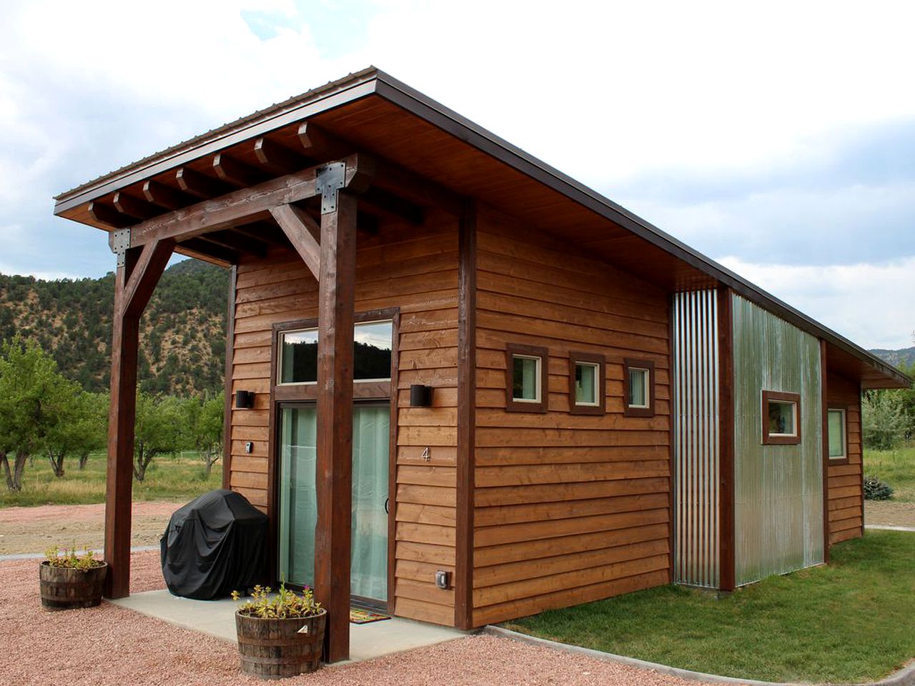 Charming Tiny House with Mountain Views in an Apple Orchard in Glendale, Utah