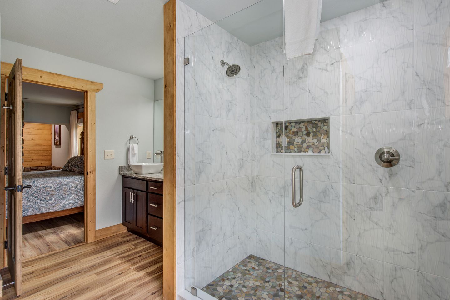 Splendid Cabin with Indoor Pool, Spa and Game Room in Tennessee