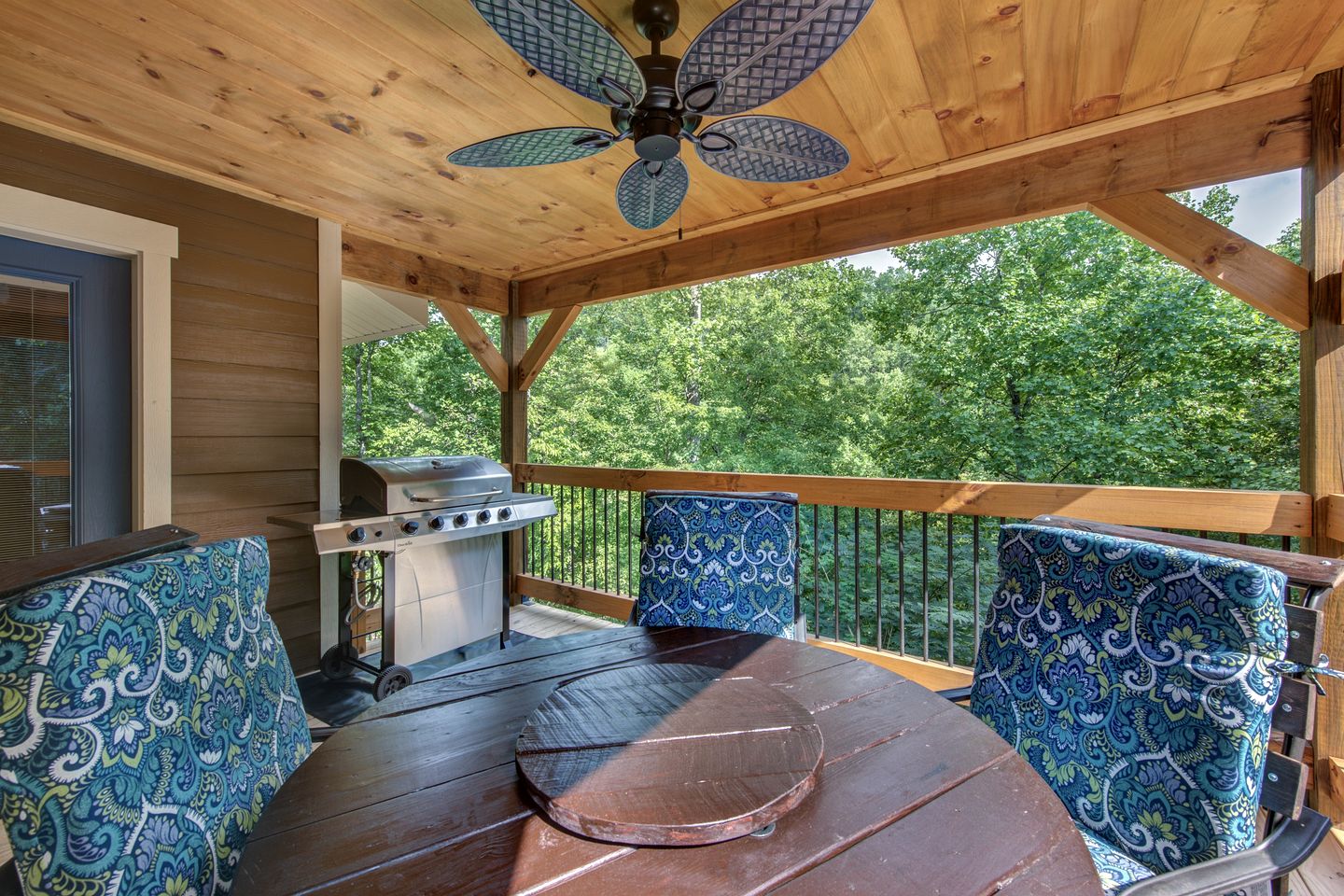 Splendid Cabin with Indoor Pool, Spa and Game Room in Tennessee