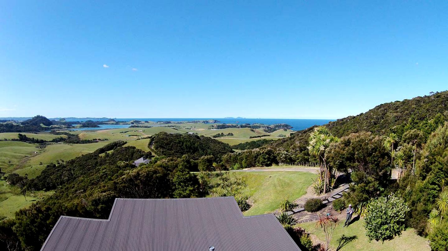 Secluded Coastal Cottage Rental with Stunning Views near Whangarei, North Island