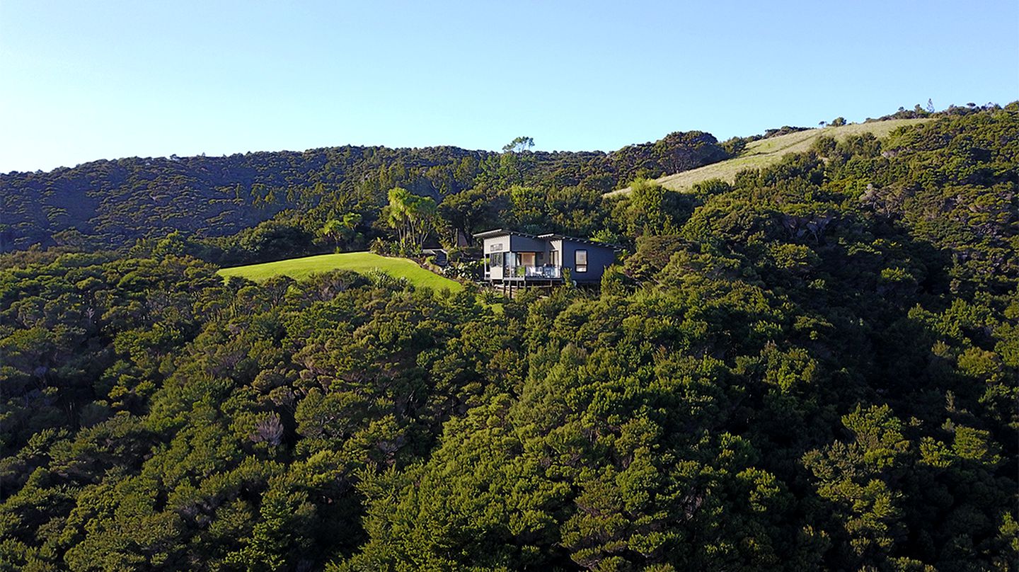 Secluded Coastal Cottage Rental with Stunning Views near Whangarei, North Island
