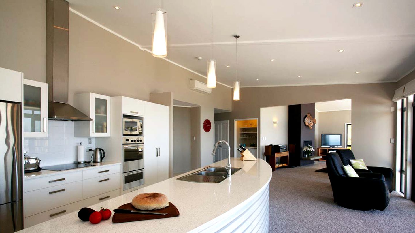 Spacious Deluxe Cottage Escape for Eight Guests near Ngunguru Bay, North Island