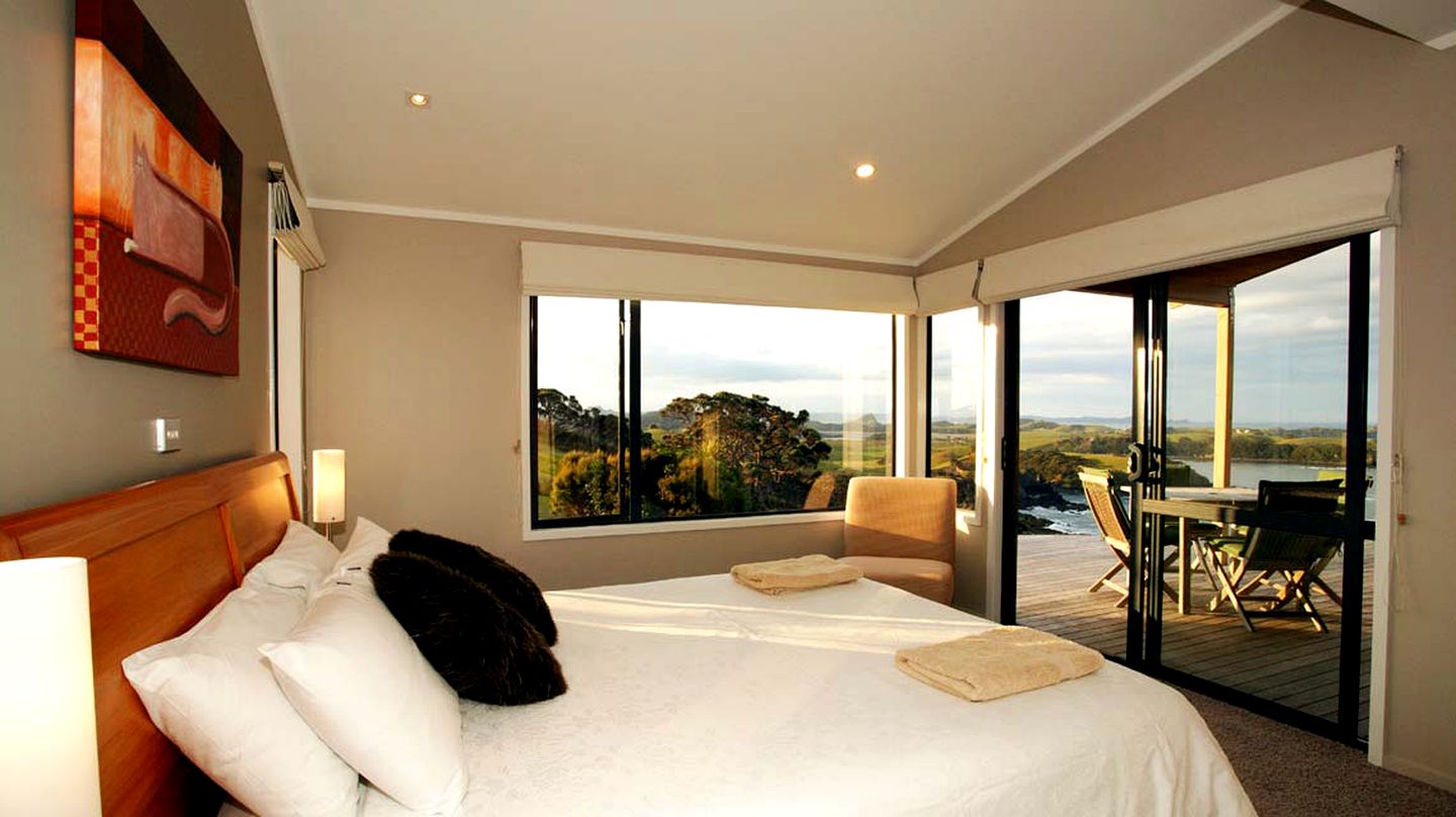 Spacious Deluxe Cottage Escape for Eight Guests near Ngunguru Bay, North Island