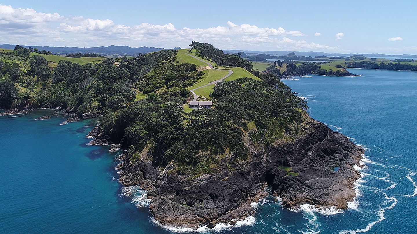 Breathtaking Luxury Cottage for a Romantic Coastal Escape near Whangarei, North Island