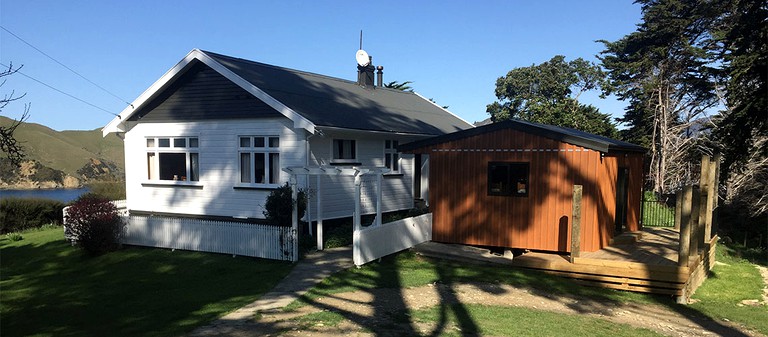 Cottages (Picton, South Island, New Zealand)