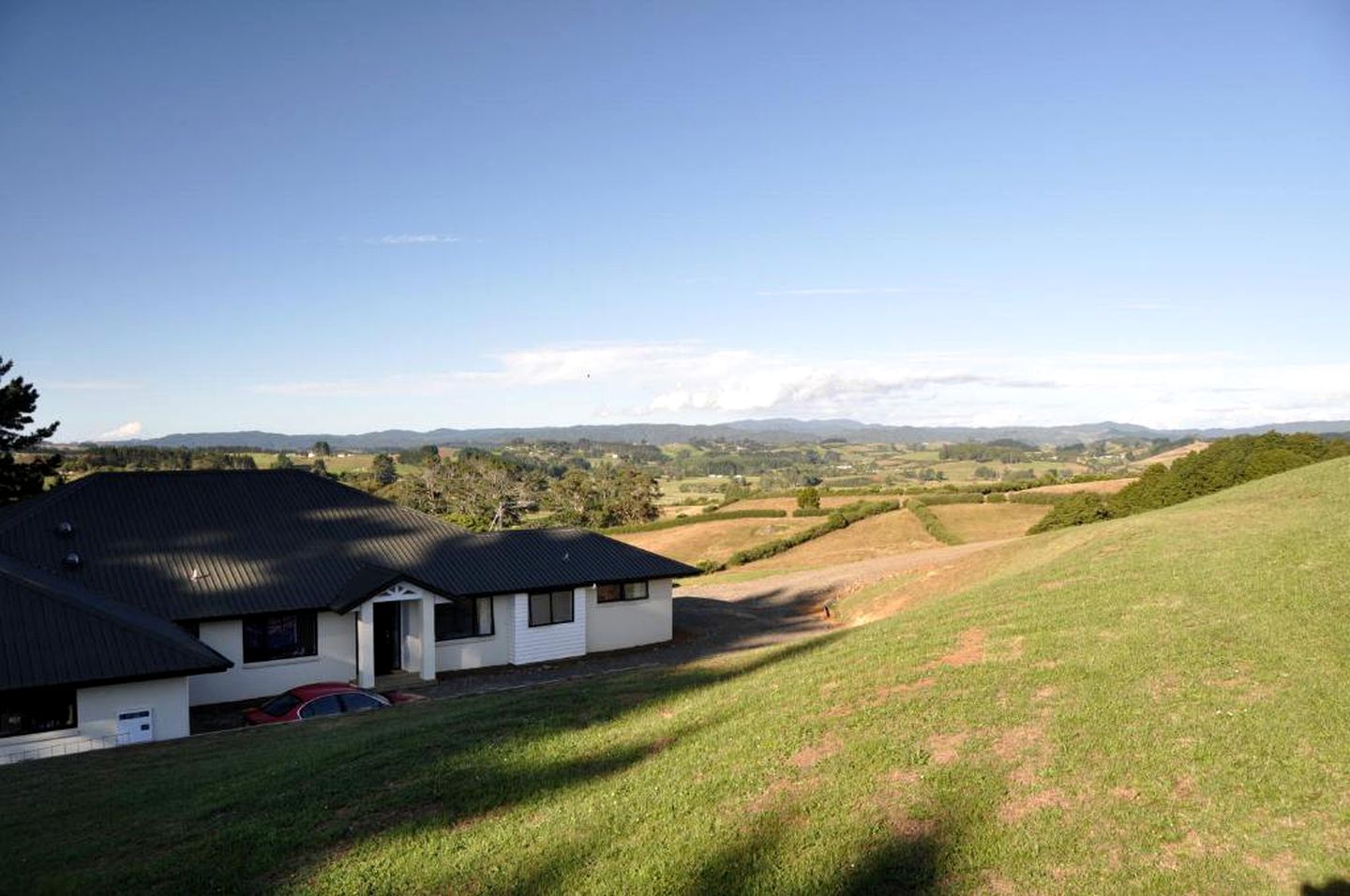 Hillside Bed and Breakfast with Views of the Valley near Waikato on the North Island