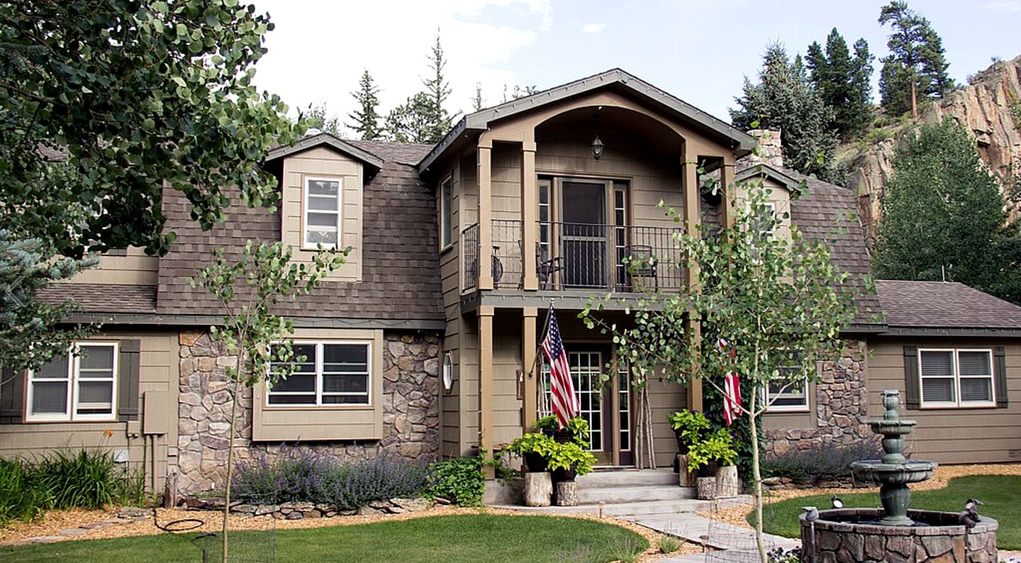 Romantic Mountain Getaway with Riverfront View in South Fork, Colorado