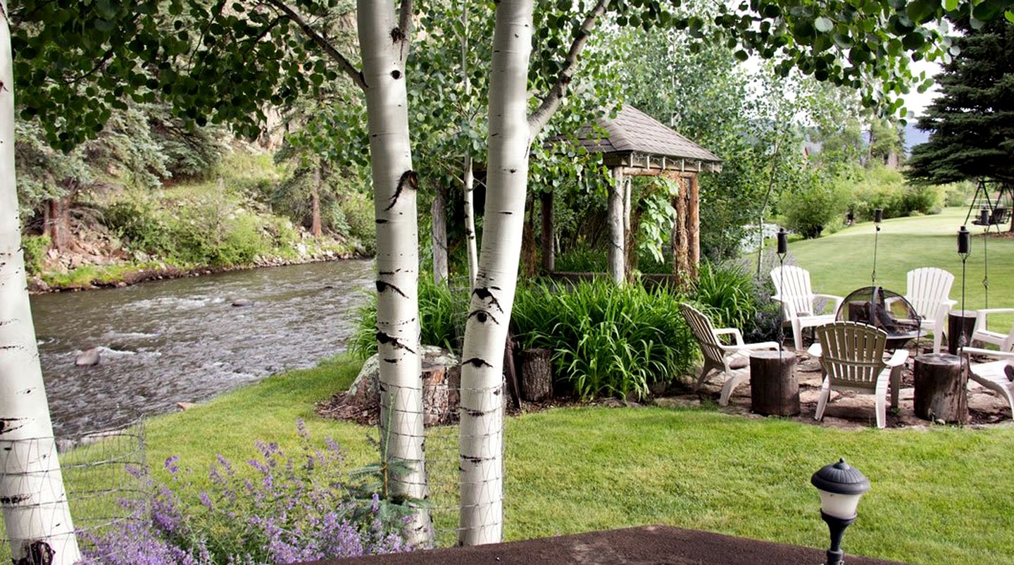 Romantic Mountain Getaway with Riverfront View in South Fork, Colorado