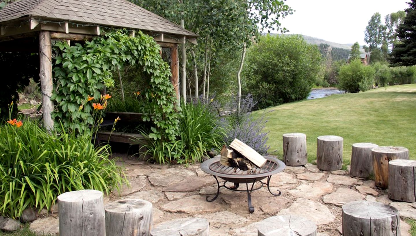 Romantic Mountain Getaway with Riverfront View in South Fork, Colorado