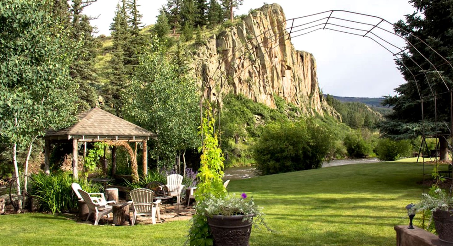 Elegant Luxury Rental for Couples with Whirpool Tub in South Fork, Colorado