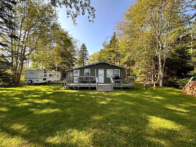 Beautiful Lakeside Group Cabin Including a Trailer for Extra Space in Nova Scotia