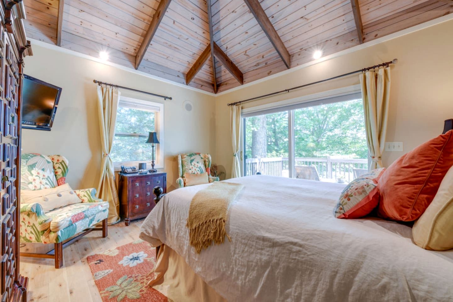 Architectural Lakefront Luxury Retreat with Private Dock near Lake Norman State Park, North Carolina