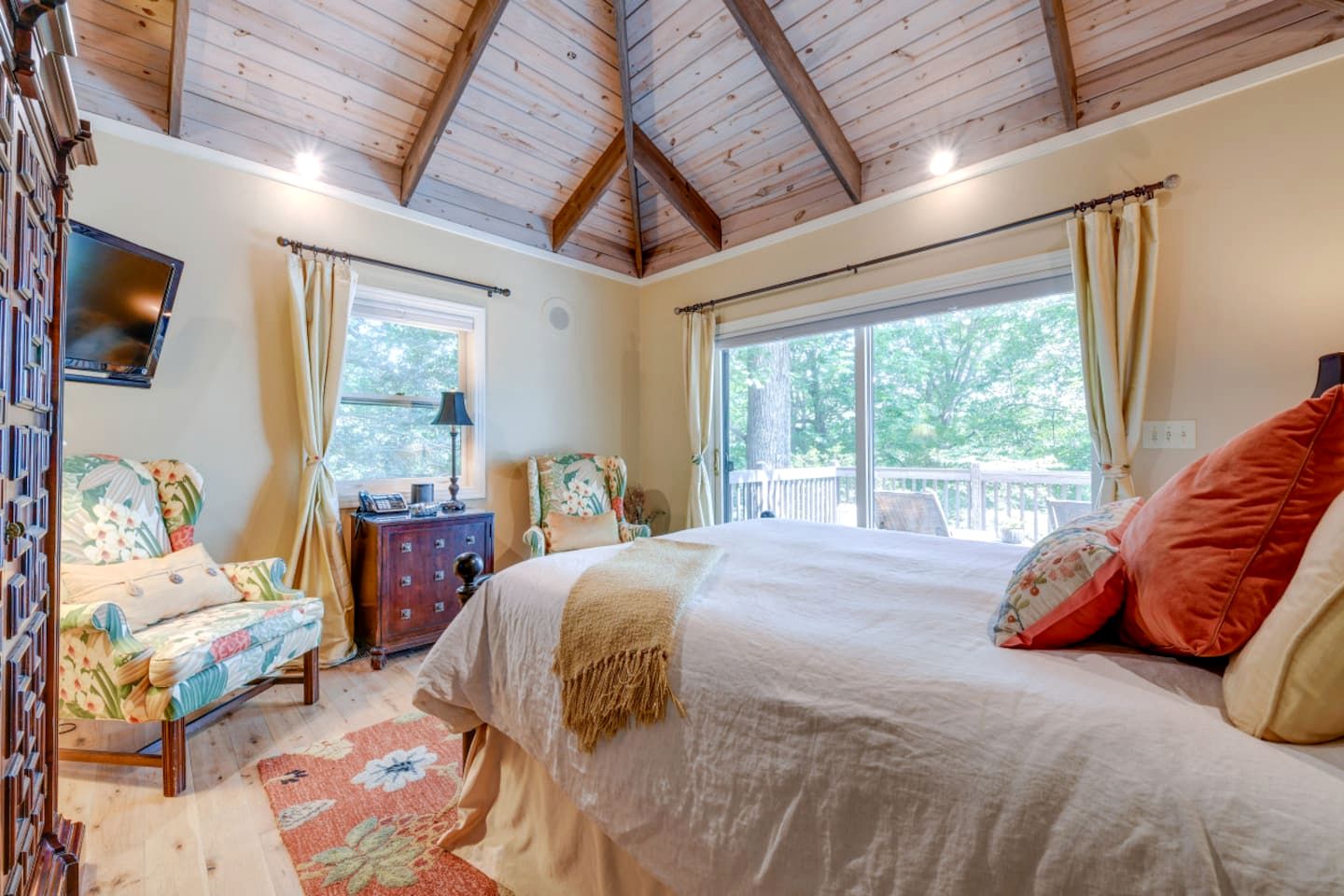 Architectural Lakefront Luxury Retreat with Private Dock near Lake Norman State Park, North Carolina