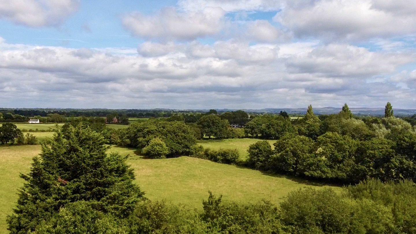 Pet-Friendly Glamping Pod with Large Decking and Stargazing Windows near Croston, England