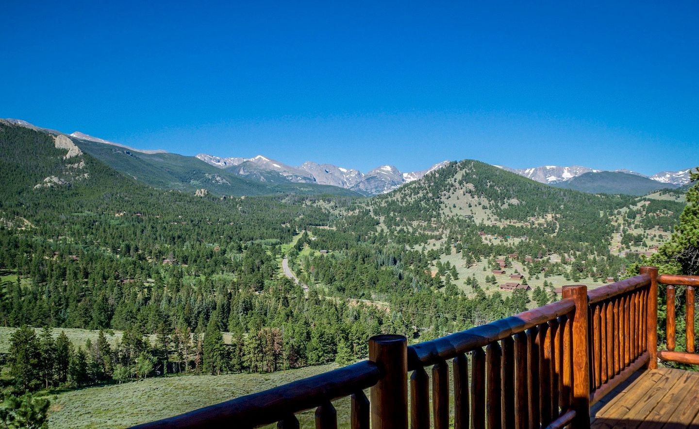 Cozy Cabin with Pool Table and Stunning Panoramic Mountain Views in Estes Park, Colorado