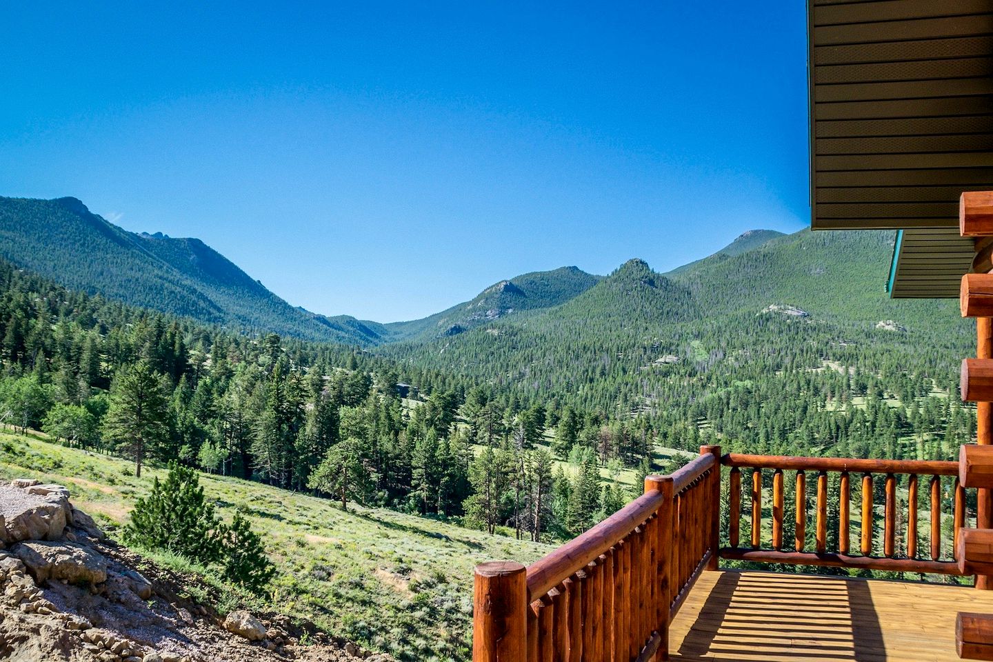 Cozy Cabin with Pool Table and Stunning Panoramic Mountain Views in Estes Park, Colorado