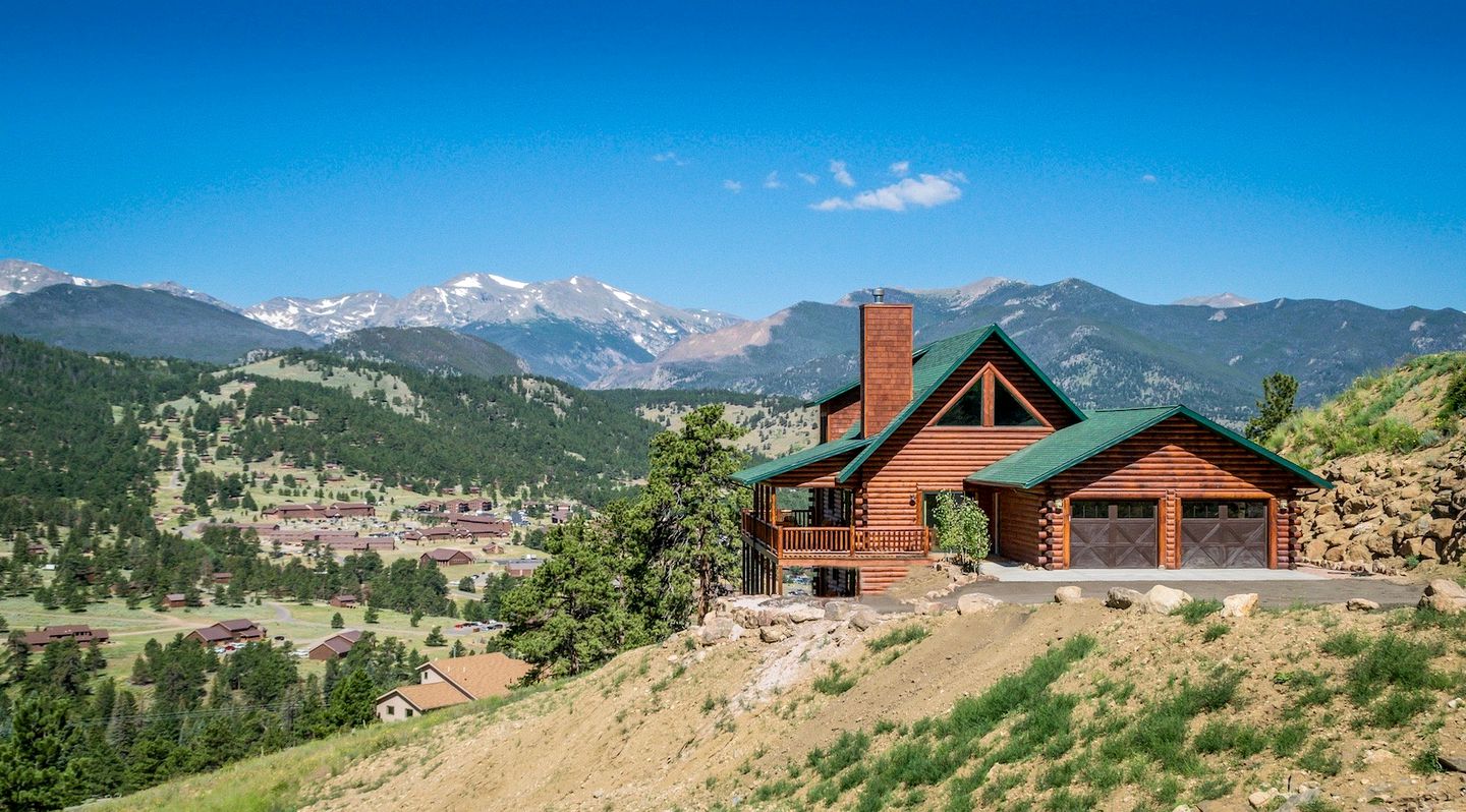 Cozy Cabin with Pool Table and Stunning Panoramic Mountain Views in Estes Park, Colorado