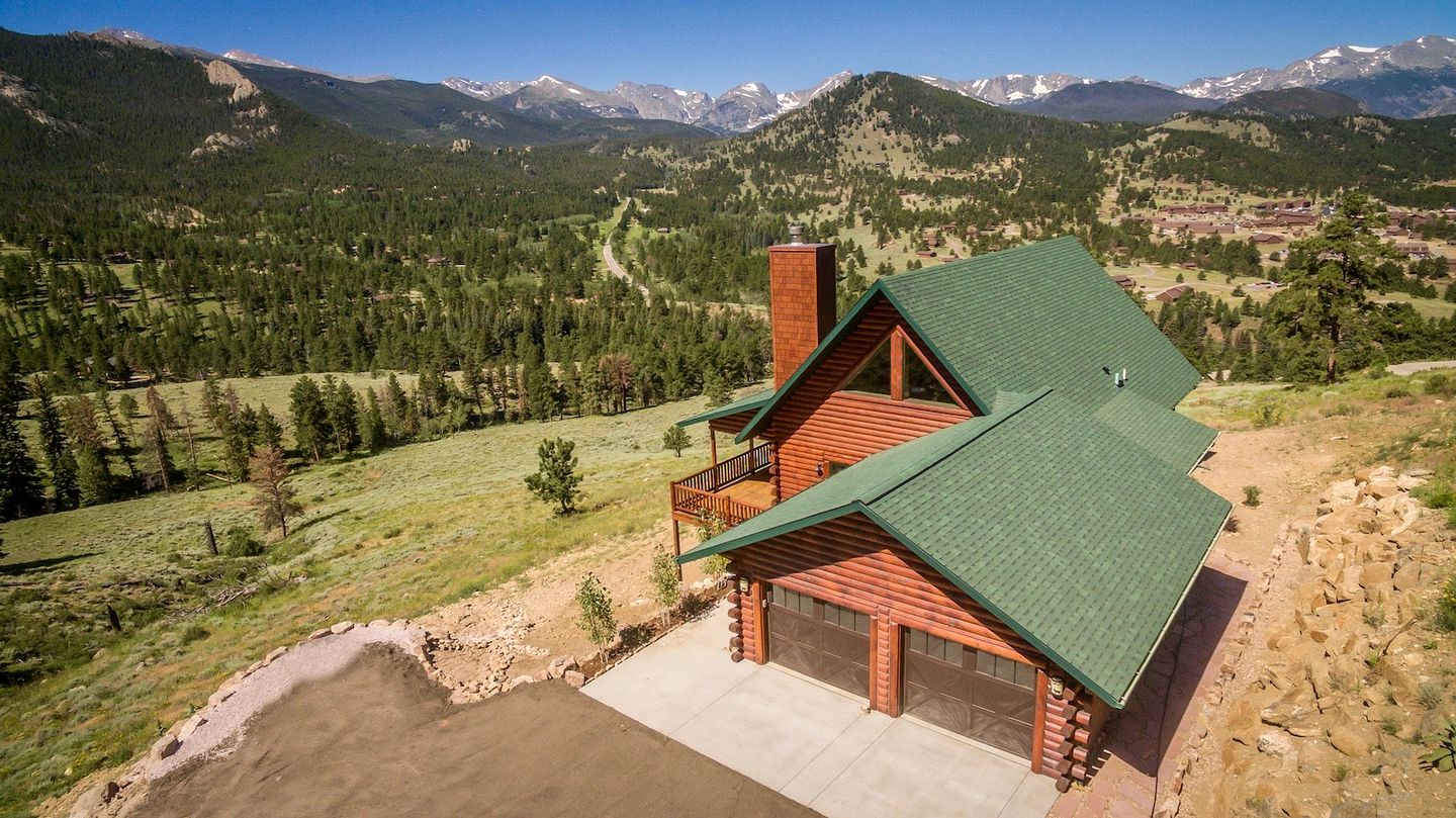 Cozy Cabin with Pool Table and Stunning Panoramic Mountain Views in Estes Park, Colorado